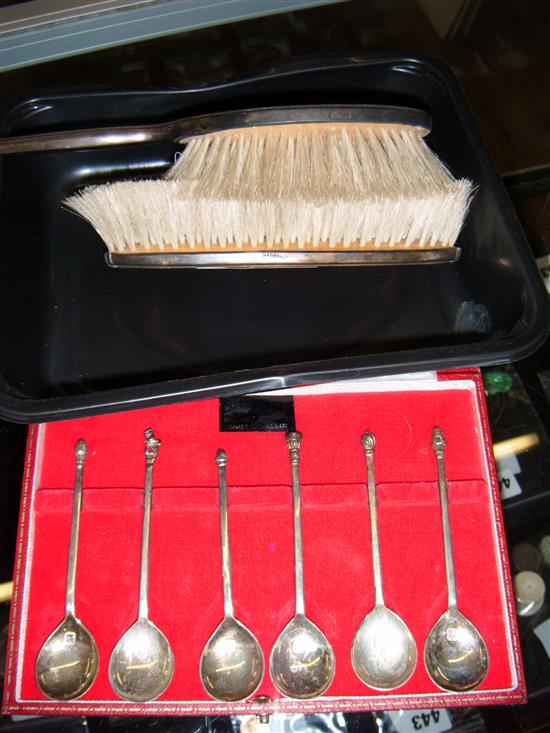 Silver teaspoons & 2 brushes